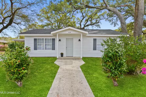 618 Saint Joseph St, Waveland, MS 39576