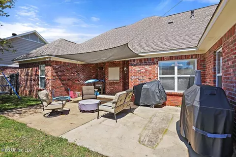 Exterior - 304 Old Town Cir, Brandon, MS 39042 photo 6 of 8