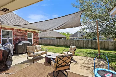 Exterior - 304 Old Town Cir, Brandon, MS 39042 photo 5 of 8
