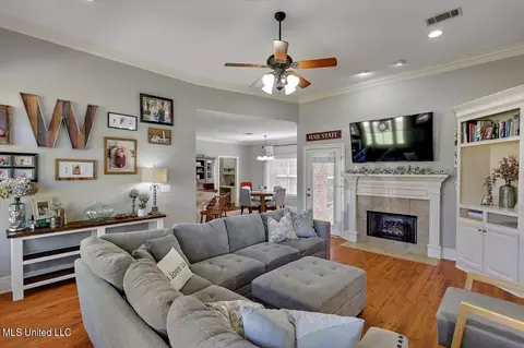 Living - 304 Old Town Cir, Brandon, MS 39042 photo 3 of 4