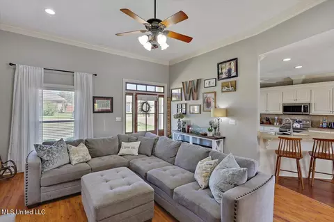 Living - 304 Old Town Cir, Brandon, MS 39042 photo 4 of 4