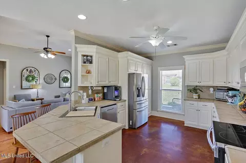 Kitchen - 304 Old Town Cir, Brandon, MS 39042 photo 2 of 5