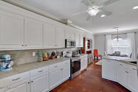 Kitchen - 304 Old Town Cir, Brandon, MS 39042 photo 3 of 5
