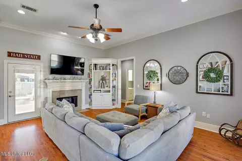 Living - 304 Old Town Cir, Brandon, MS 39042 photo 2 of 4