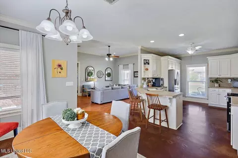Dining - 304 Old Town Cir, Brandon, MS 39042 photo 2 of 2
