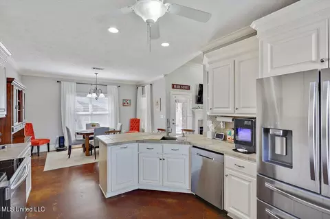 Kitchen - 304 Old Town Cir, Brandon, MS 39042 photo 4 of 5