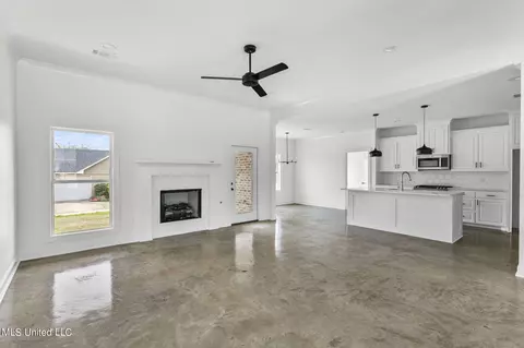 Living - 111 Porter Ridge Rdg, Canton, MS 39046 photo 2 of 2