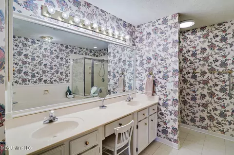Bath - 2 Ridgeway Place Pl, Clinton, MS 39056 photo 1 of 3