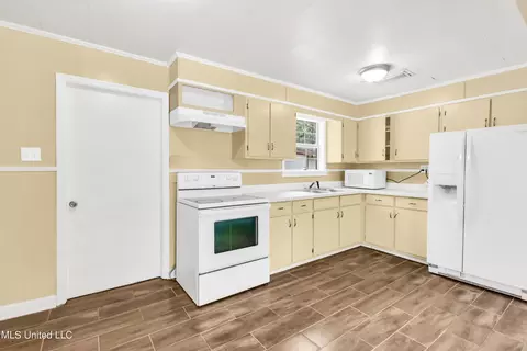 Kitchen - 13700 Hudson Subdivision Rd, Moss Point, MS 39562 photo 2 of 4