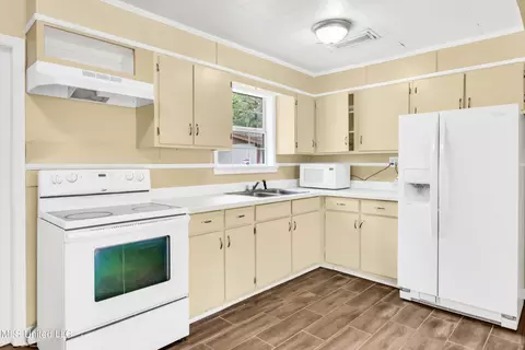Kitchen - 13700 Hudson Subdivision Rd, Moss Point, MS 39562 photo 4 of 4