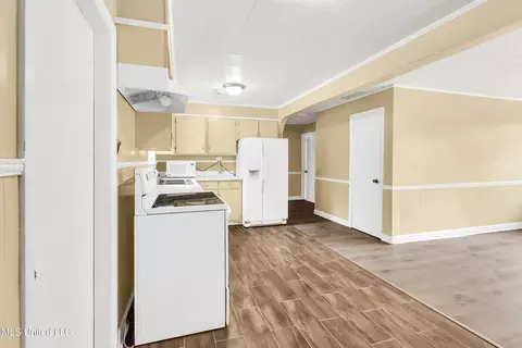 Kitchen - 13700 Hudson Subdivision Rd, Moss Point, MS 39562 photo 3 of 4