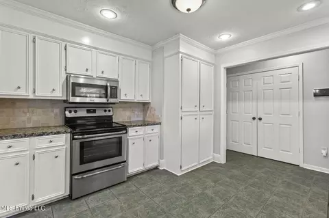 Kitchen - 325 S Place Dr, Madison, MS 39110 photo 3 of 5