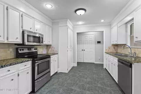 Kitchen - 325 S Place Dr, Madison, MS 39110 photo 2 of 5