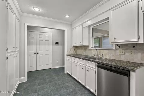 Kitchen - 325 S Place Dr, Madison, MS 39110 photo 4 of 5