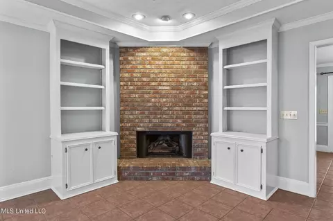 Living - 325 S Place Dr, Madison, MS 39110 photo 4 of 4