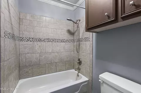 Bath - 325 S Place Dr, Madison, MS 39110 photo 2 of 4