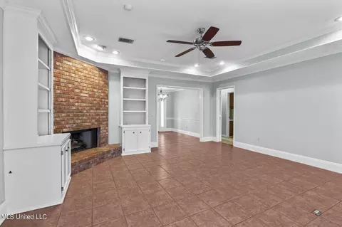 Living - 325 S Place Dr, Madison, MS 39110 photo 3 of 4