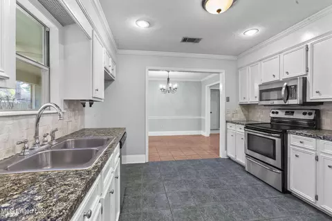 Kitchen - 325 S Place Dr, Madison, MS 39110 photo 5 of 5