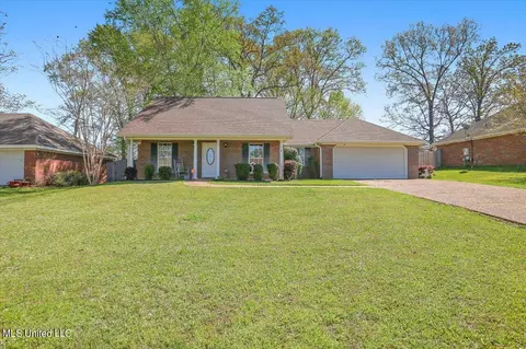 136 Live Oaks Blvd, Pearl, MS 39208