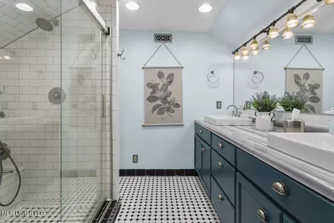 Bath - 4061 Redwing Ave, Jackson, MS 39216 photo 3 of 3
