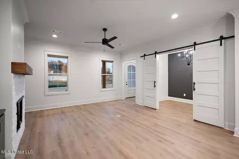 Living - 215 Bronson Bnd, Flowood, MS 39232 photo 2 of 3