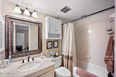 Bath - 26 Timber Ridge Dr, Brandon, MS 39042 photo 2 of 2