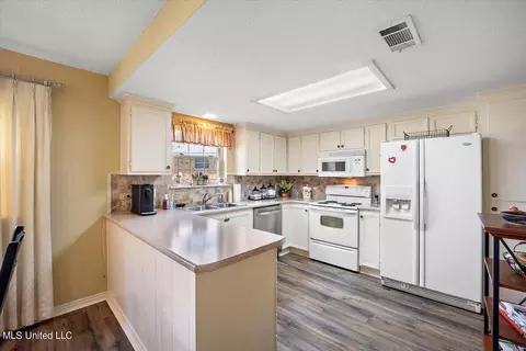 Kitchen - 26 Timber Ridge Dr, Brandon, MS 39042 photo 1 of 2