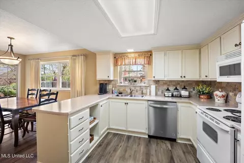 Kitchen - 26 Timber Ridge Dr, Brandon, MS 39042 photo 2 of 2