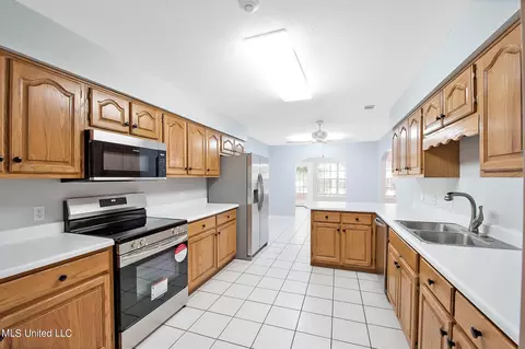 Kitchen - 4 E Robin Ln, Picayune, MS 39466 photo 2 of 3