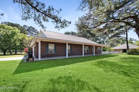 Exterior - 4 E Robin Ln, Picayune, MS 39466 photo 2 of 9
