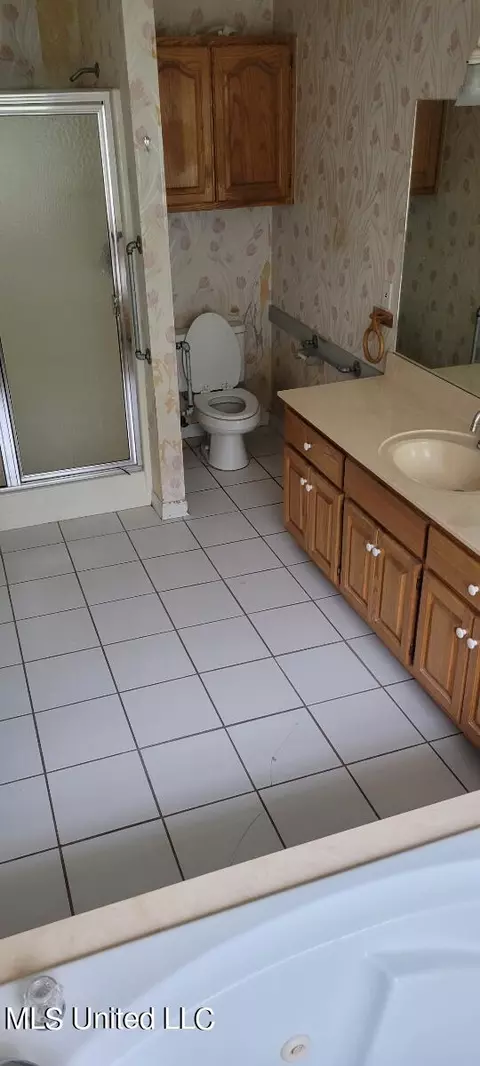 Bath - 4 E Robin Ln, Picayune, MS 39466 photo 2 of 3