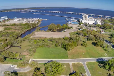 186 Pine St, Biloxi, MS 39530 photo 3