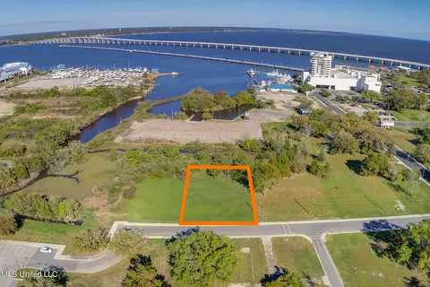 186 Pine St, Biloxi, MS 39530