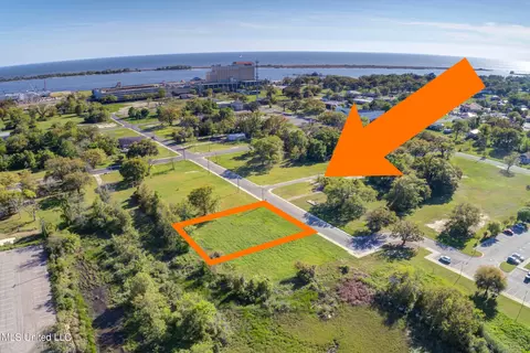 186 Pine St, Biloxi, MS 39530 photo 2