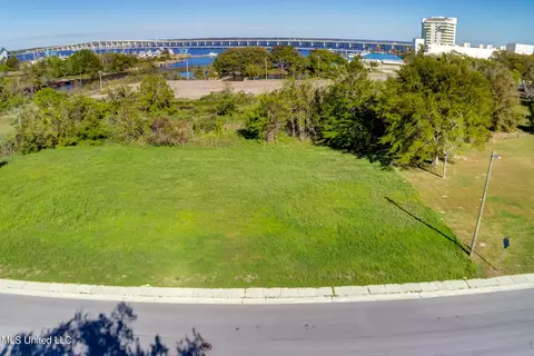 186 Pine St, Biloxi, MS 39530 photo 8