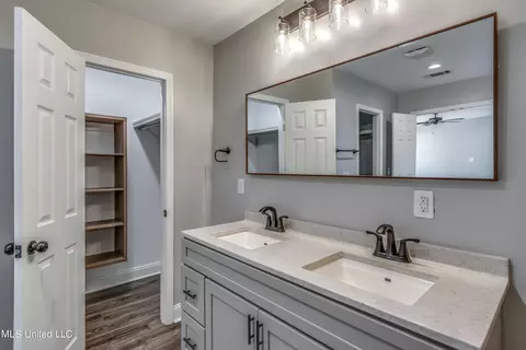 Bath - 1419 Oak St, Flowood, MS 39232 photo 2 of 6