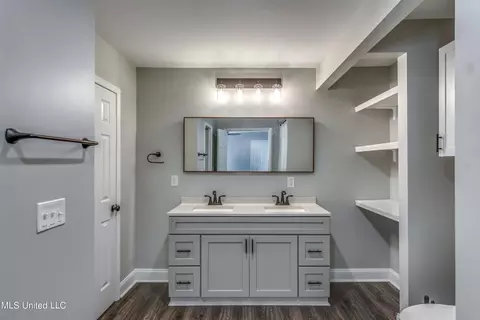 Bath - 1419 Oak St, Flowood, MS 39232 photo 4 of 6