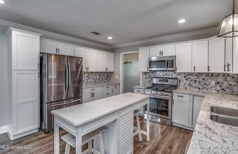 Kitchen - 1419 Oak St, Flowood, MS 39232 photo 2 of 7