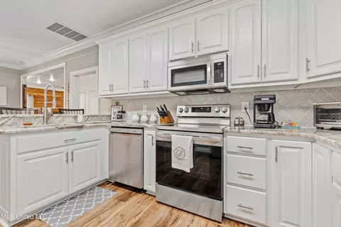 Kitchen - 14510 Constitution Rd #0, Moss Point, MS 39562 photo 3 of 4