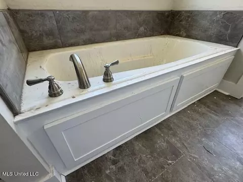 Bath - 320 Willow Way, Canton, MS 39046 photo 1 of 3