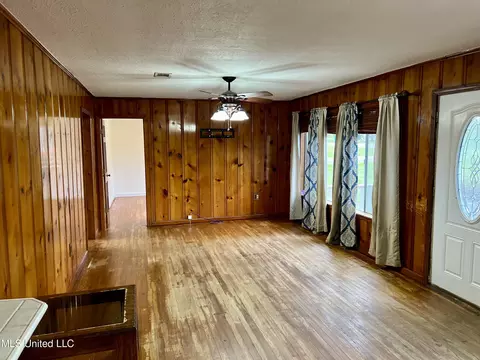 Living - 799 E 4th Ave, Morton, MS 39117 photo 1 of 3