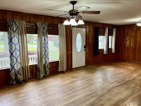Living - 799 E 4th Ave, Morton, MS 39117 photo 3 of 3