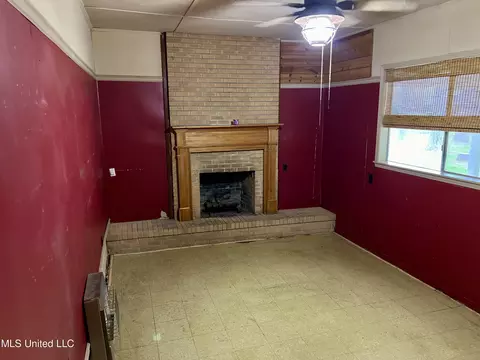 Living - 799 E 4th Ave, Morton, MS 39117 photo 2 of 3