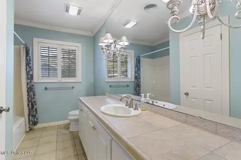 Bath - 4140 Crestview Dr, Jackson, MS 39211 photo 4 of 5