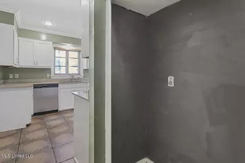 Bath - 4140 Crestview Dr, Jackson, MS 39211 photo 1 of 5