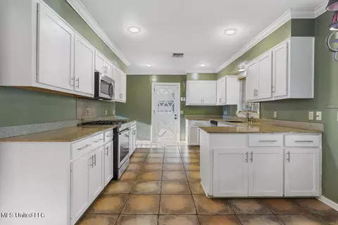 Kitchen - 4140 Crestview Dr, Jackson, MS 39211 photo 6 of 6