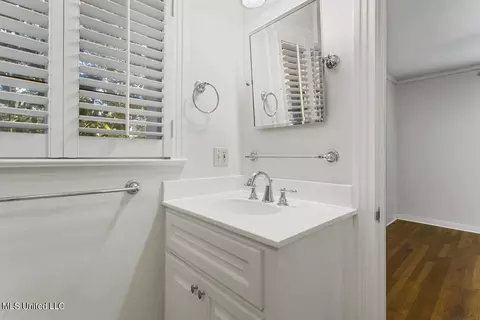 Bath - 4140 Crestview Dr, Jackson, MS 39211 photo 2 of 5