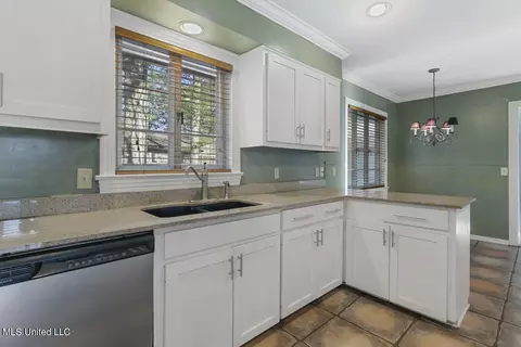 Kitchen - 4140 Crestview Dr, Jackson, MS 39211 photo 3 of 6