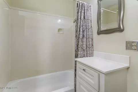 Bath - 4140 Crestview Dr, Jackson, MS 39211 photo 3 of 5