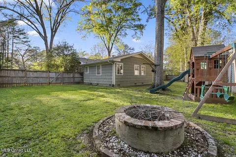 Exterior - 4140 Crestview Dr, Jackson, MS 39211 photo 8 of 9